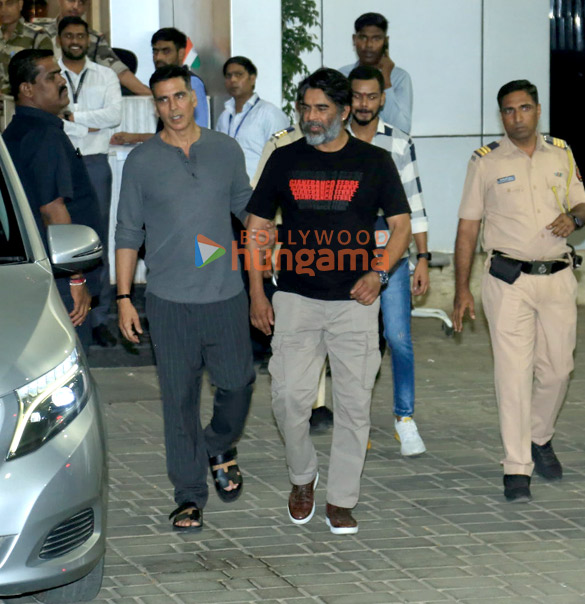 photos akshay kumar and r madhavan snapped at kalina airport 4