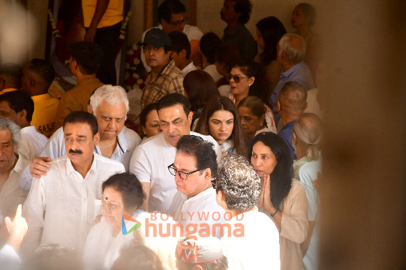photos celebs attend manoj kumars funeral 2