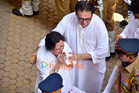 photos celebs attend manoj kumars funeral 5
