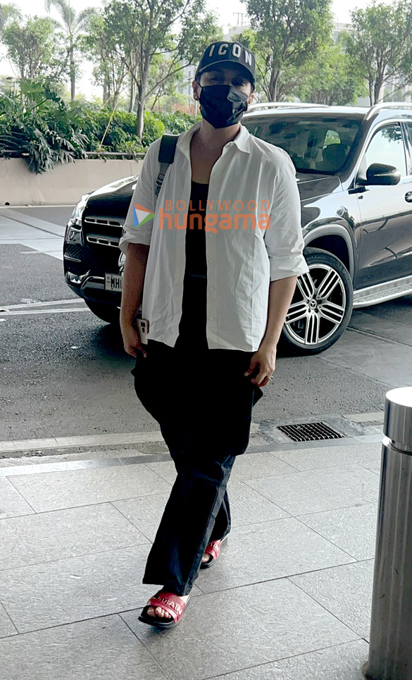 photos esha deol huma qureshi and sohail khan snapped at the airport 2