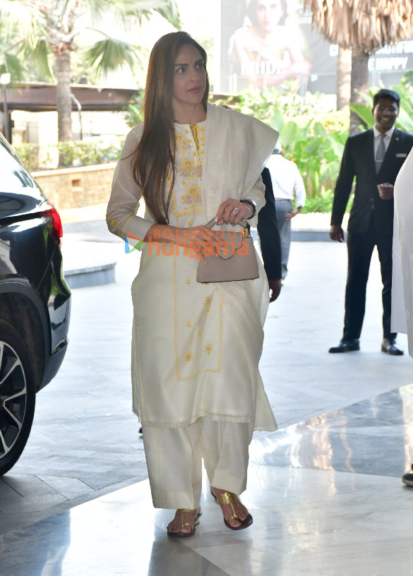 photos farhan akhtar esha deol neil nitin mukesh and others snapped at manoj kumars prayer meet 2