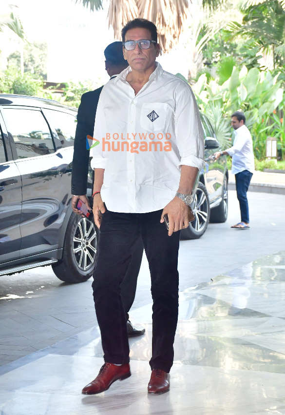 photos farhan akhtar esha deol neil nitin mukesh and others snapped at manoj kumars prayer meet 4