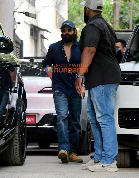 photos kartik aaryan snapped outside maddock films office in santacruz 2