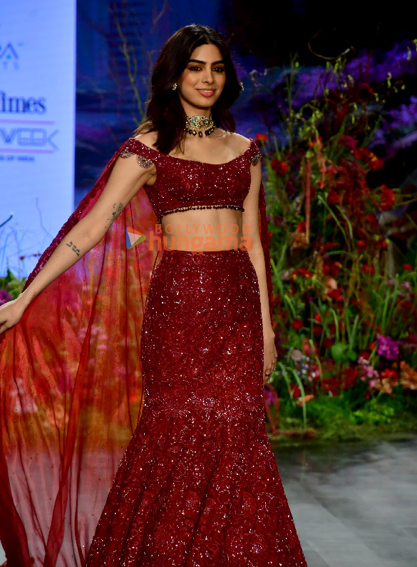 photos khushi kapoor turns showstopper for the grand finale of bombay times fashion week 2025 3