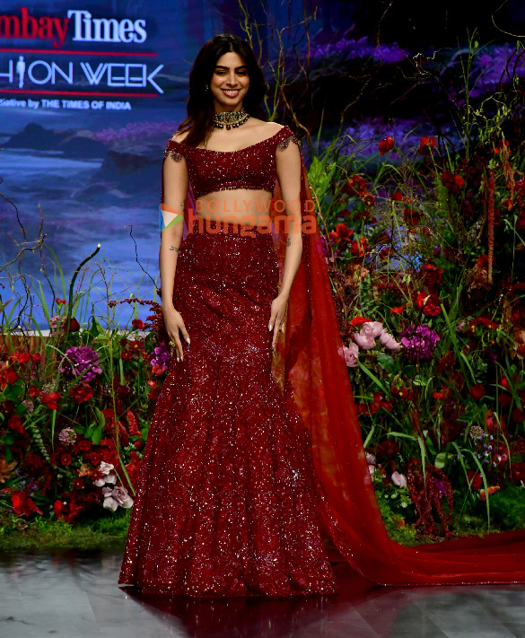 photos khushi kapoor turns showstopper for the grand finale of bombay times fashion week 2025 6