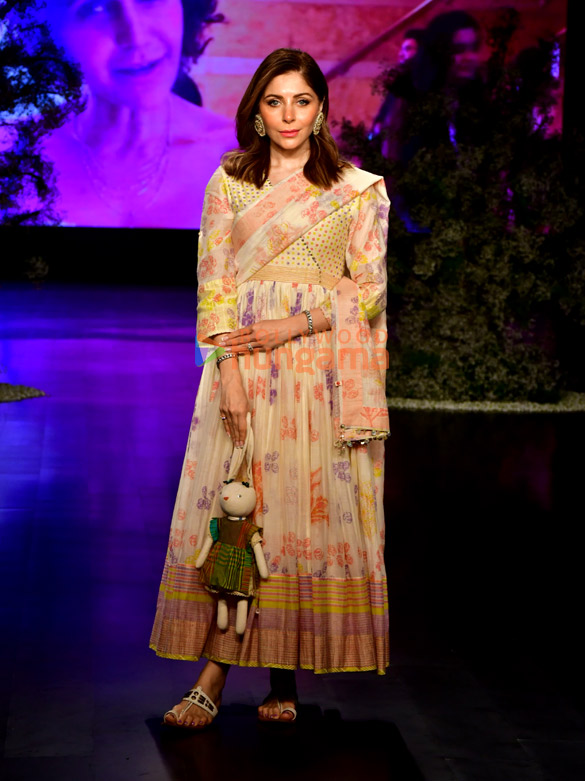 photos kritika kamra and kanika kapoor turn showstoppers for swati kapoors at bombay times fashion week 2025 4