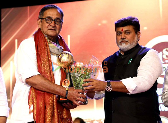 Photos: Mahesh Manjrekar, Anup Jalota, Divyanka Tripathi and others grace ITFS Awards 2025 Photos: Mahesh Manjrekar, Anup Jalota, Divyanka Tripathi and others grace ITFS Awards 2025