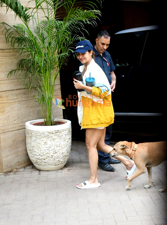 photos malaika arora snapped outside her residence in khar 2 6