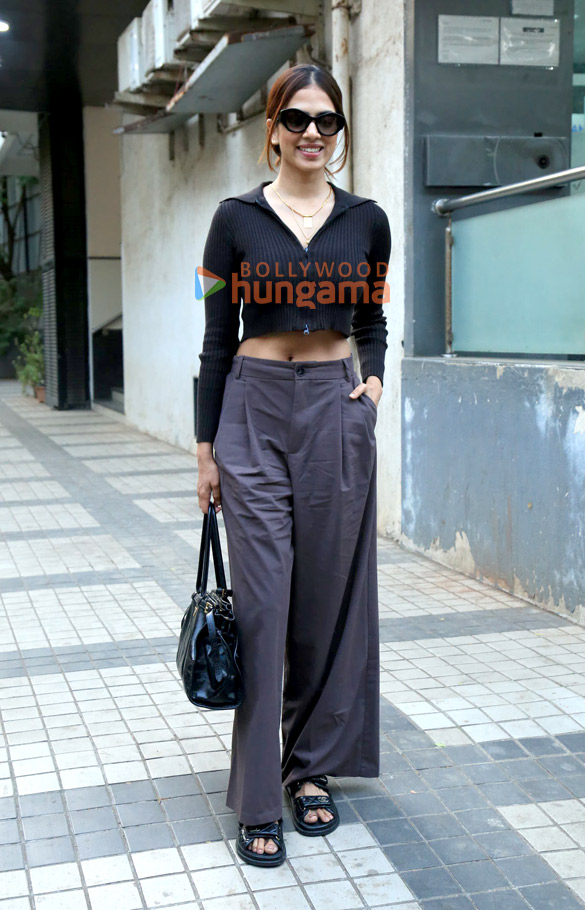 photos malavika mohanan snapped in bandra 1 3