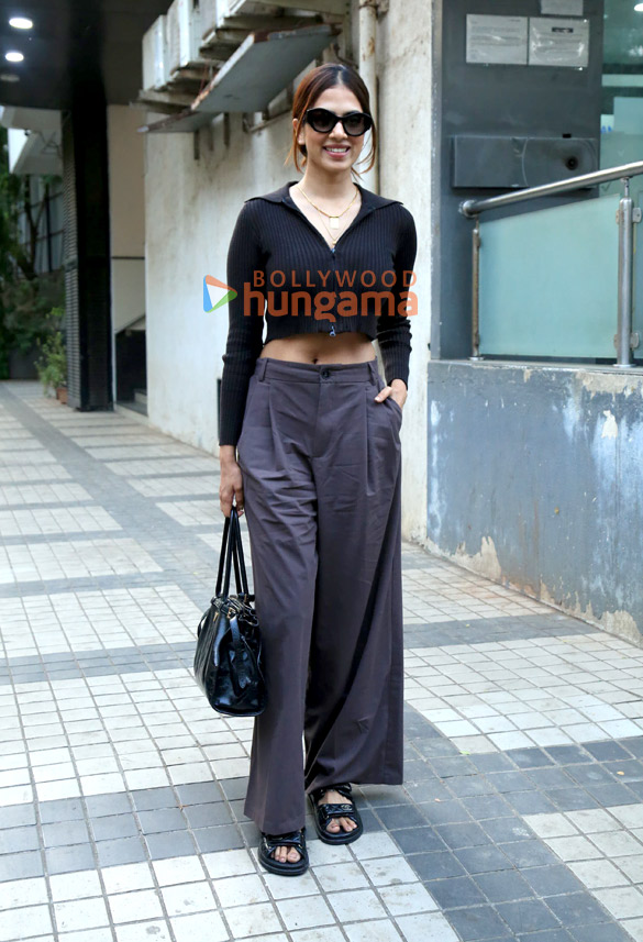 photos malavika mohanan snapped in bandra 3 3