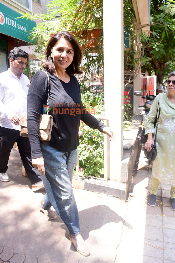 photos neetu singh snapped outside a bank in khar 6