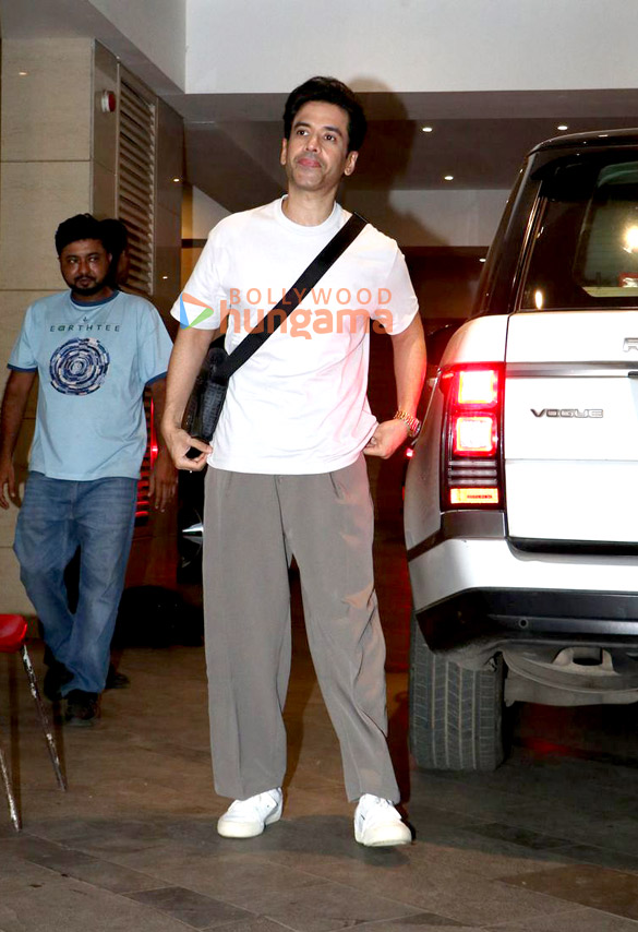 photos pragya jaiswal raveena tandon tusshar kapoor snapped at vasu bhagnanis birthday party 6