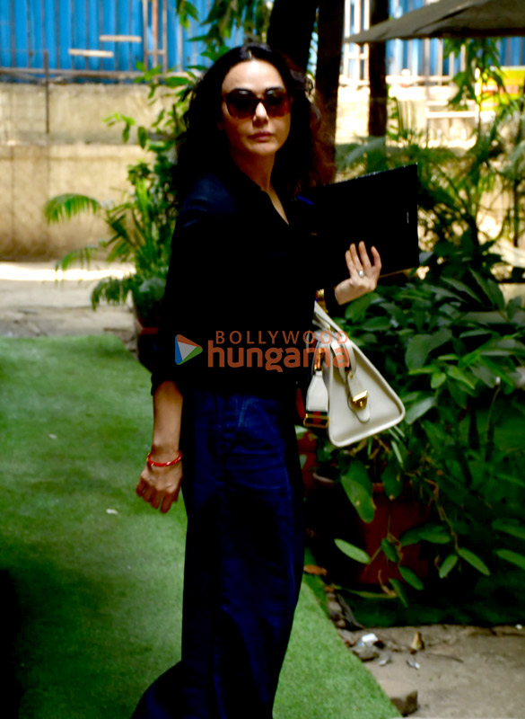 photos preity zinta snapped in juhu 3 3
