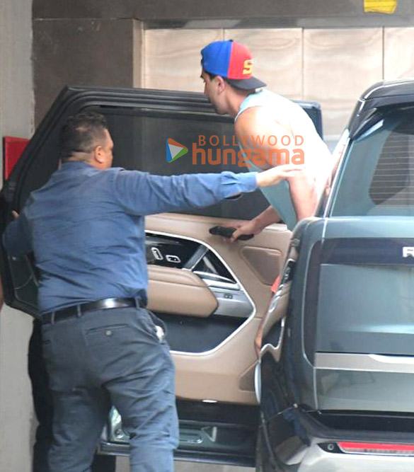 photos ranbir kapoor snapped outside a clinic in bandra 2 7