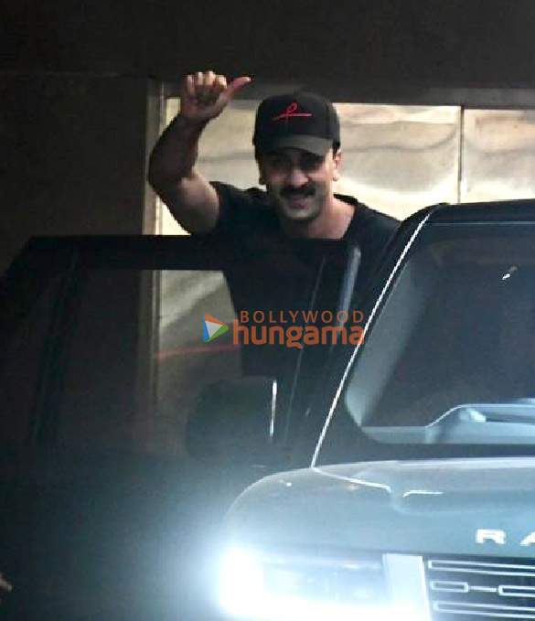 photos ranbir kapoor snapped outside a clinic in bandra 2 5