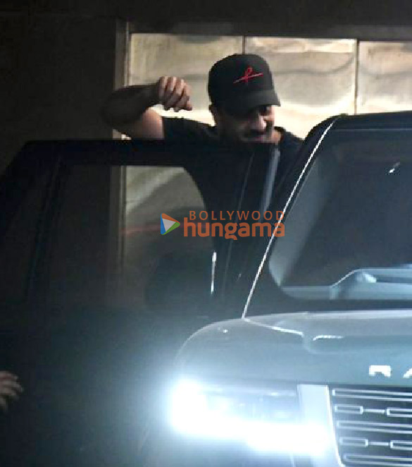 photos ranbir kapoor snapped outside a clinic in bandra 4 5