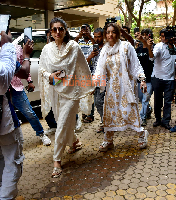 photos raveena tandon at manoj kumars residence 1