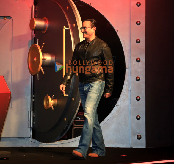photos saif ali khan jaideep ahlawat nikita dutta and others grace the trailer launch of netflixs jewel thief 8