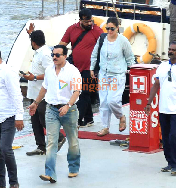Photos: Saif Ali Khan and Kareena Kapoor Khan snapped at Gateway Of India Photos: Saif Ali Khan and Kareena Kapoor Khan snapped at Gateway Of India