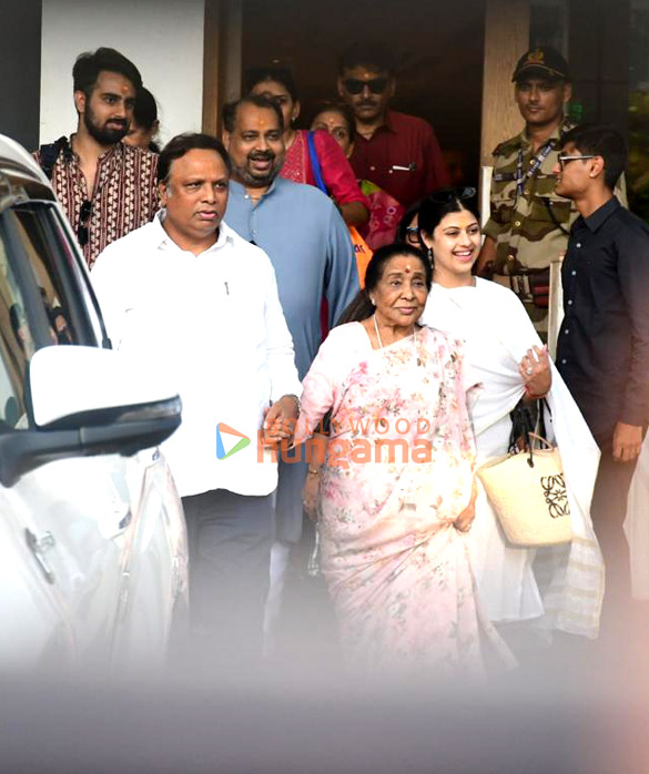 photos sanjay dutt asha bhosle and zanai bhosle snapped at kalina airport 4