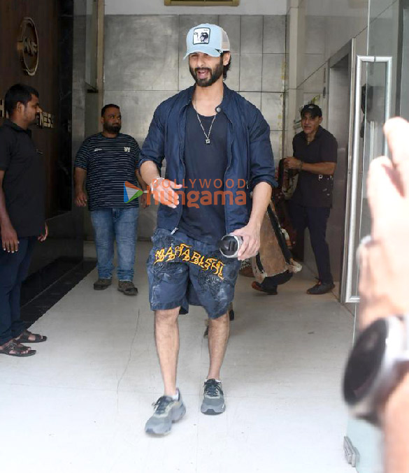 photos shahid kapoor snapped outside the gym in santacruz 1