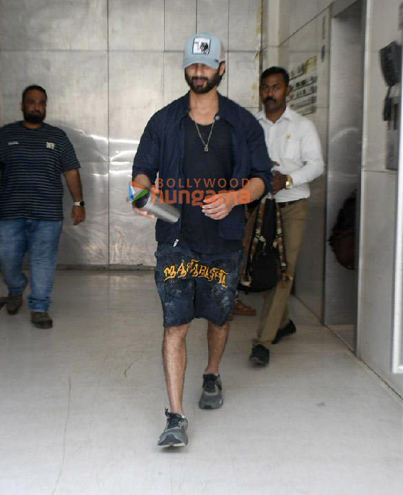photos shahid kapoor snapped outside the gym in santacruz 2