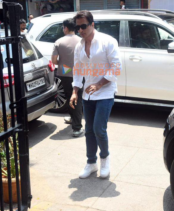 photos sonu sood attends jacqueline fernandezs mothers funeral 1