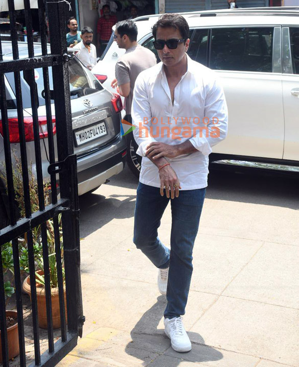 photos sonu sood attends jacqueline fernandezs mothers funeral 3