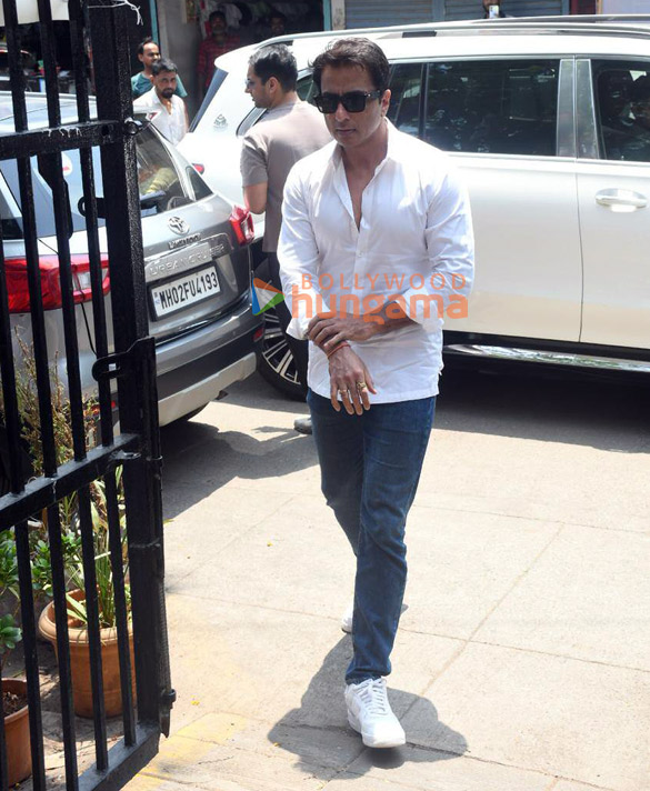 photos sonu sood attends jacqueline fernandezs mothers funeral 4