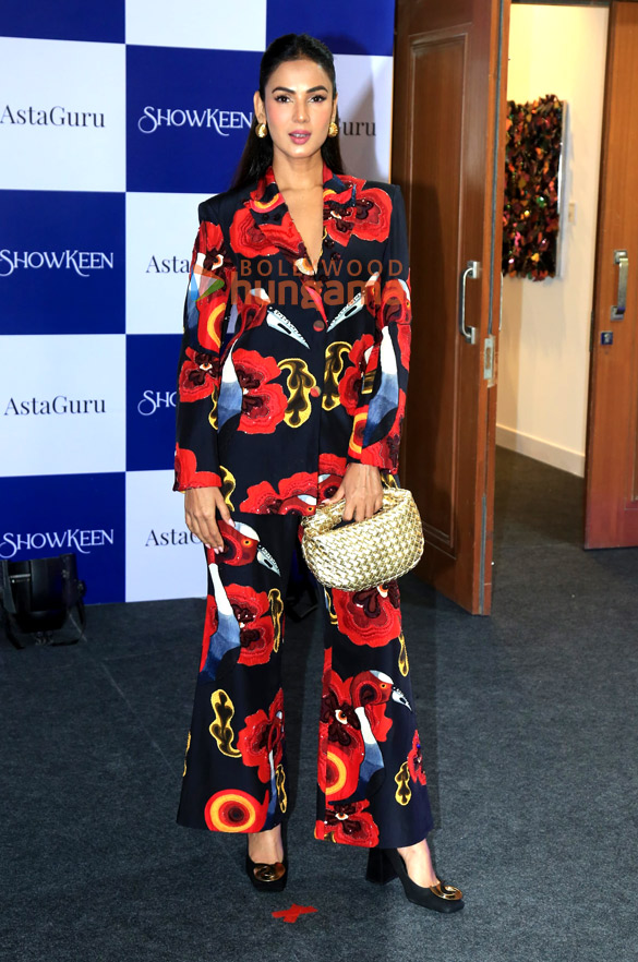 photos suhana khan gauri khan zoya akhtar shweta bachchan nanda and others were snapped at astaguru 23