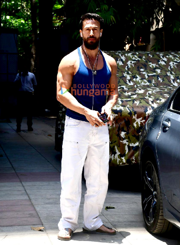 photos tiger shroff snapped outside a clinic in bandra 1