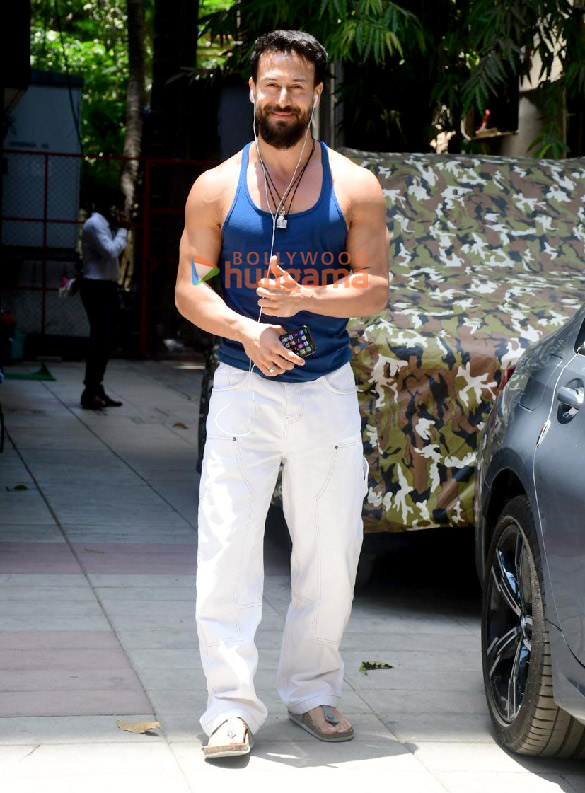 photos tiger shroff snapped outside a clinic in bandra 2