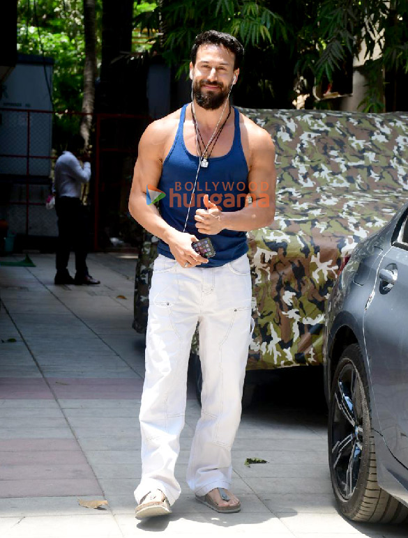 photos tiger shroff snapped outside a clinic in bandra 4