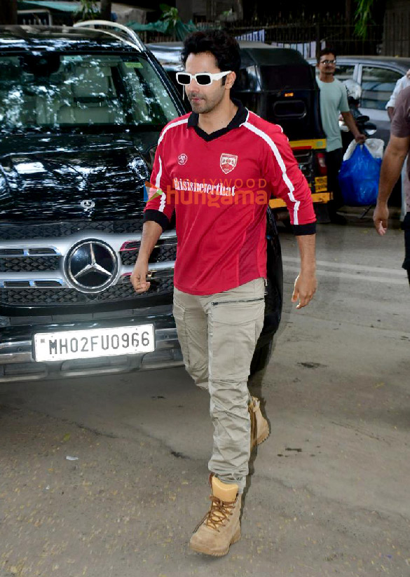 photos varun dhawan celebrates his birthday in advance with a special meet and greet with fans 3