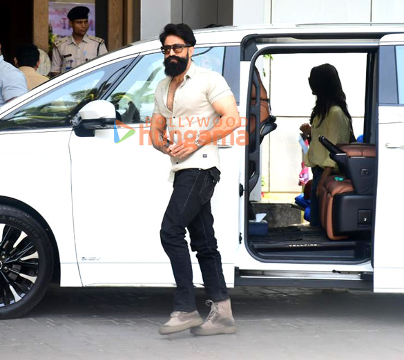 photos yash snapped at kalina airport 1 2