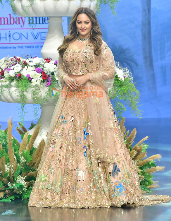 photos zaheer iqbal and sonakshi sinha turn showstoppers for rahul jhunjhunwalas at bombay times fashion week 2025 4