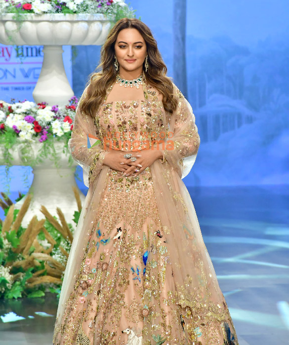 photos zaheer iqbal and sonakshi sinha turn showstoppers for rahul jhunjhunwalas at bombay times fashion week 2025 5