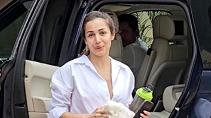 Happy mode on! Malaika Arora gets clicked by paps