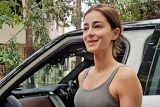 Ananya Panday looks in a hurry?