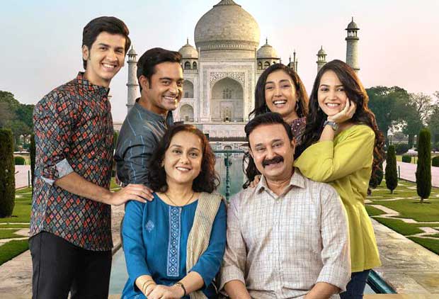 EXCLUSIVE: Deepika Deshpande Amin shares the backstory behind unseen pictures of Shah Rukh Khan from theatre days and flashing the middle finger: "Aise hi pagalpanti kar rahe the…We all were rolling with laughter"