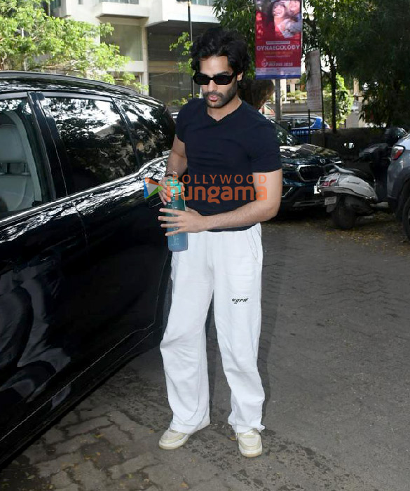 photos aaman devgan snapped in khar 4
