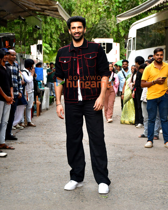 photos aditya roy kapur and sara ali khan snapped promoting their film metro in dino 1