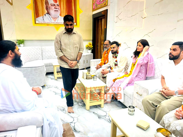 photos anushka sharma and virat kohli snapped while taking blessings at hanuman garhi temple in ayodhya 3