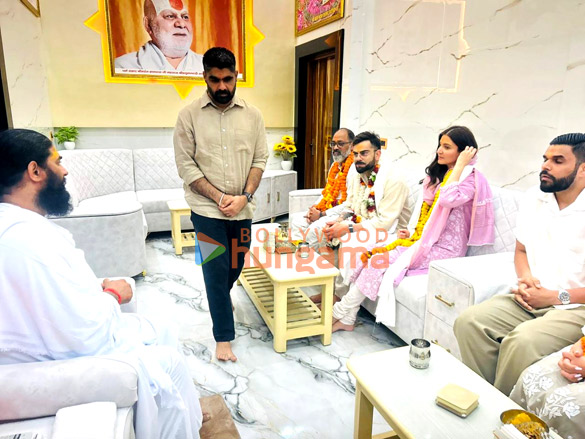 photos anushka sharma and virat kohli snapped while taking blessings at hanuman garhi temple in ayodhya 5