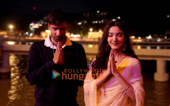 photos avinash tiwari medha shankr and other members of ginny wedss sunny 2 team seek blessings at rishikeshs ganga aarti 4