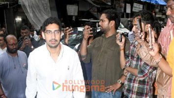 Photos: Ayan Mukerji, Ashutosh Gowariker and others attend the last rites of Rono Mukerji