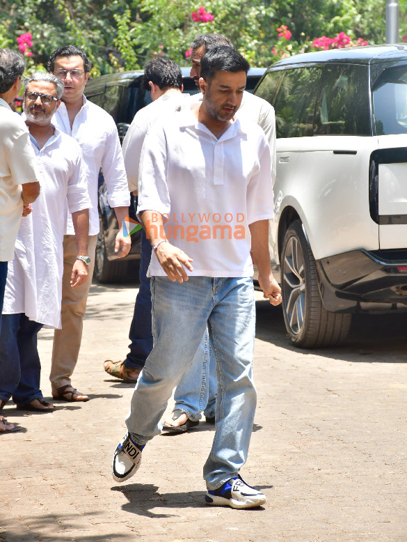 photos celebs snapped at the funeral of the late nirmala kapoor 17