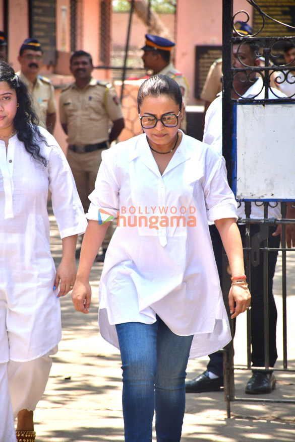 photos celebs snapped at the funeral of the late nirmala kapoor 27