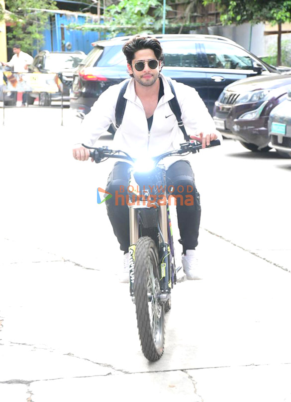 photos jibraan khan snapped riding an e bike in bandra 3
