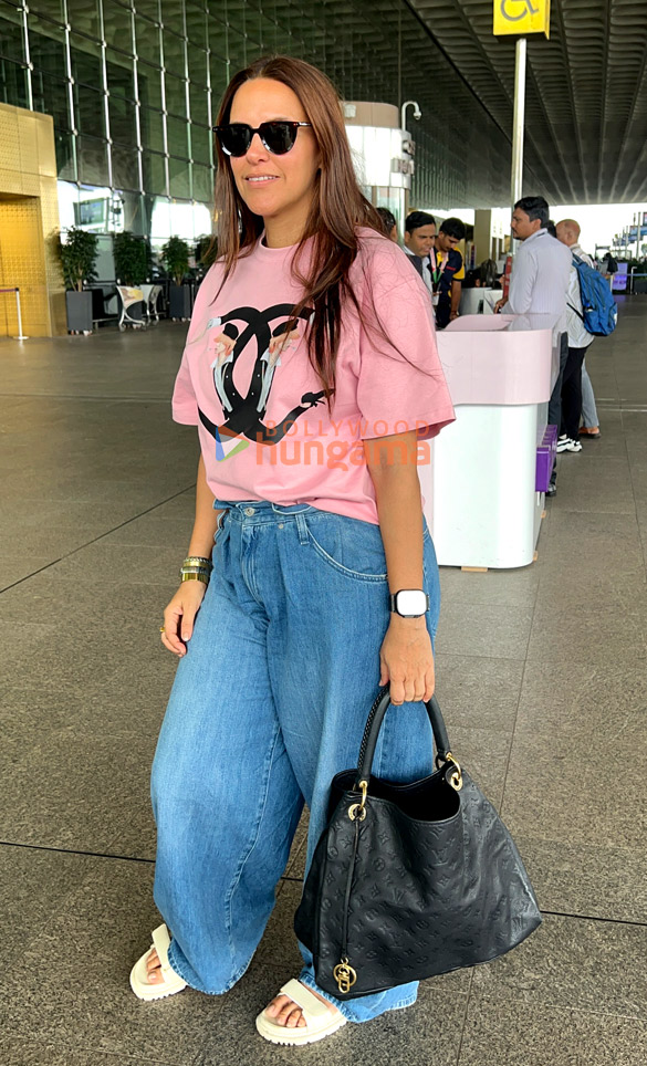 photos kajal aggarwal neha dhupia javed akhtar and others snapped at the airport 6
